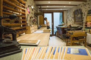 Intérieur de l'atelier de reliure du Puy en Velay.