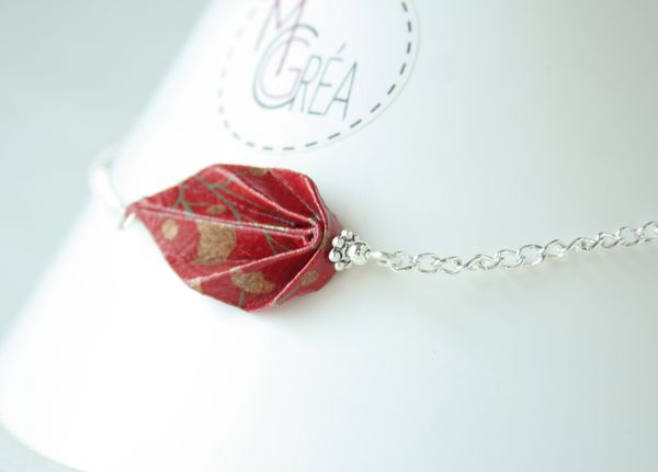 Bracelet origami avec feuille rouge.