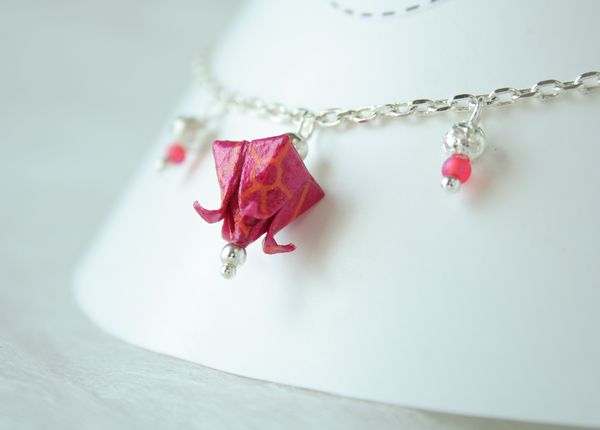 Bracelet fleur de lotus en origami sur chaîne argentée.