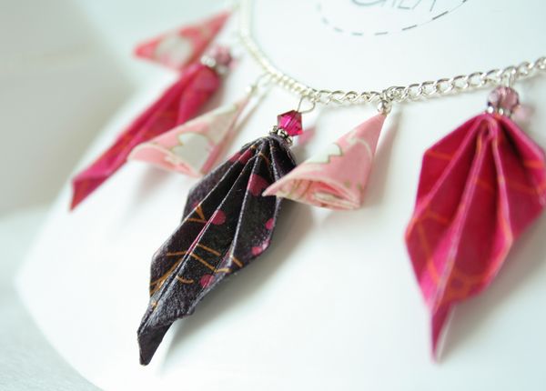 Collier origami feuilles et grappes.