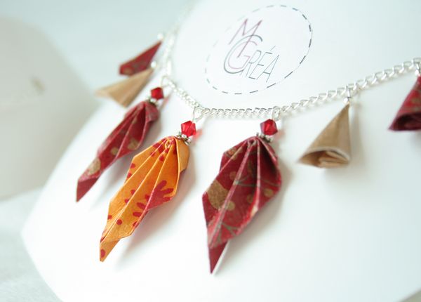 Collier en origami avec feuille automne