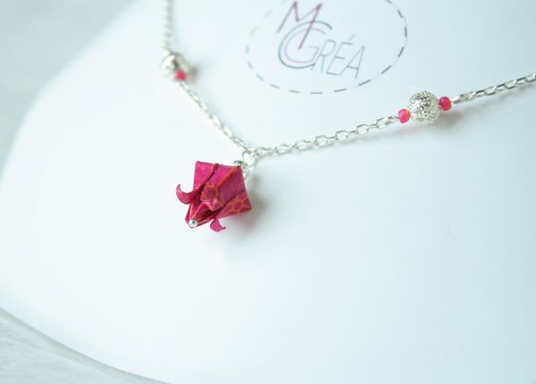 Collier avec pendentif fleur de lotus origami.