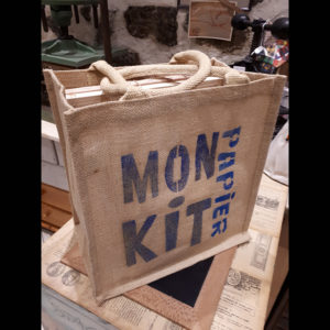 Kit pour faire son papier soit-même. A la maison, à l'aide de ce kit contenant tous les accessoires, vous pourrez fabriquer du papier.